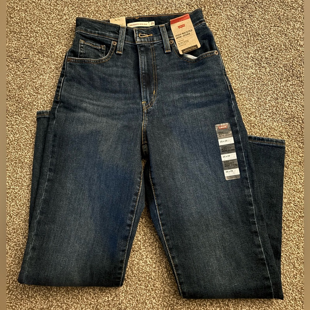 Size 25 mom style jeans from LEVIS. Never worn!!!